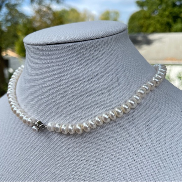 925 Sterling Silver White Freshwater Pearl Necklace With Flower Shaped Clasp - Picture 8 of 10